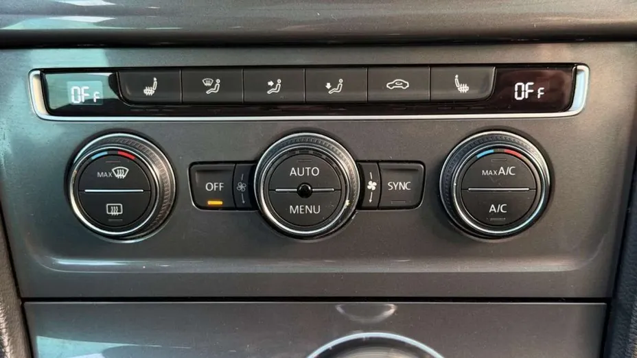 VOLKSWAGEN Golf -