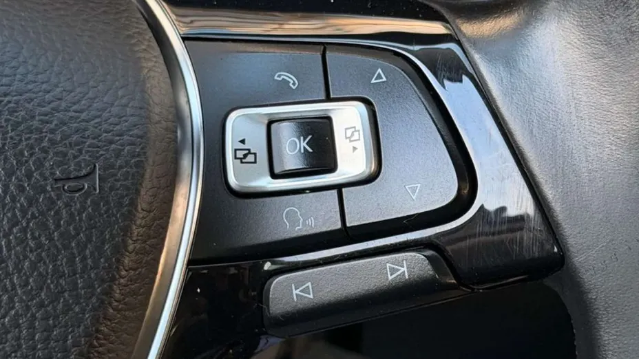 VOLKSWAGEN Golf -