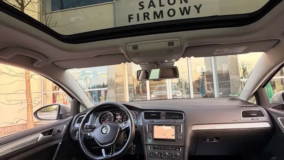 VOLKSWAGEN Golf -