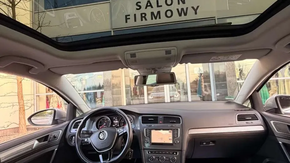 VOLKSWAGEN Golf -