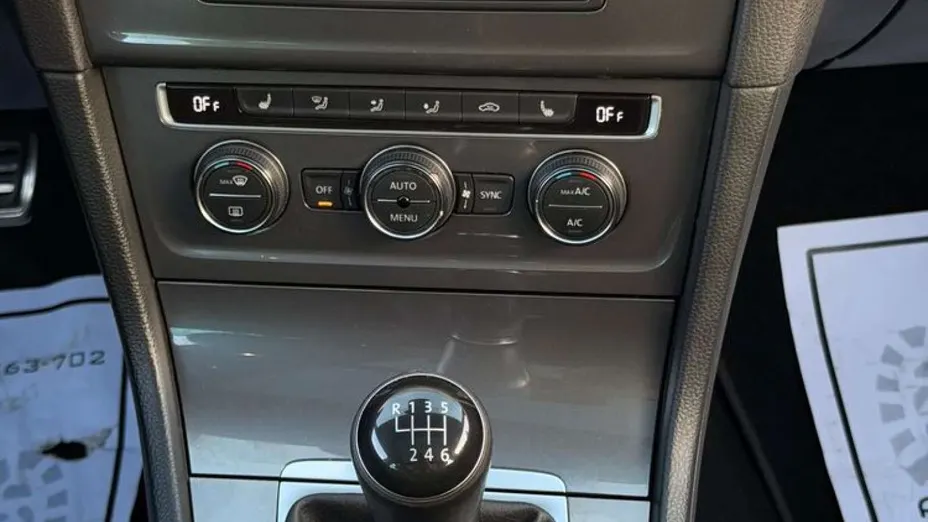 VOLKSWAGEN Golf -