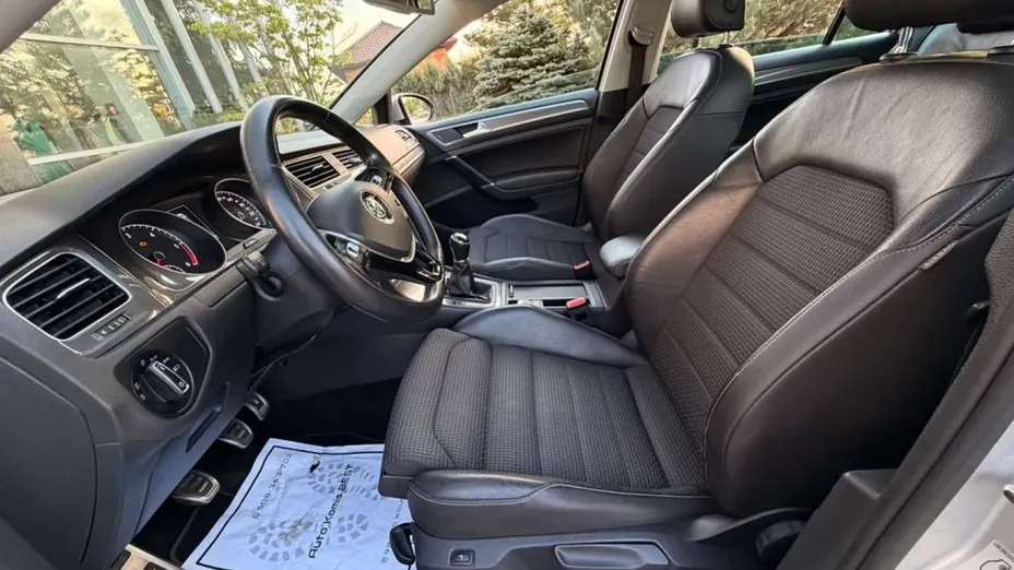 VOLKSWAGEN Golf -