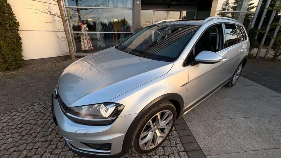 VOLKSWAGEN Golf -