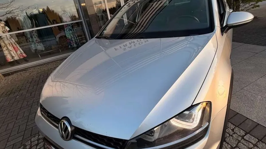 VOLKSWAGEN Golf -