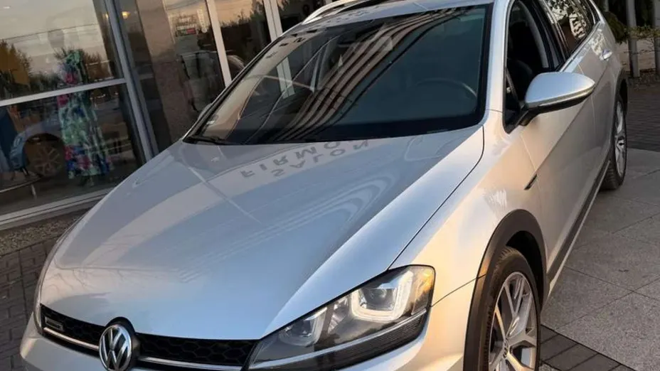 VOLKSWAGEN Golf -