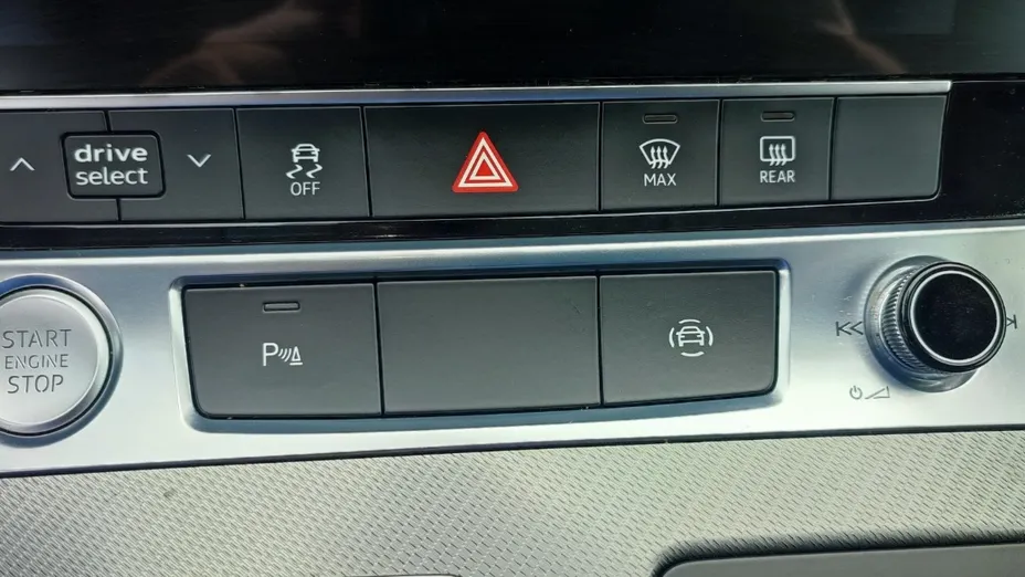 AUDI A6 -