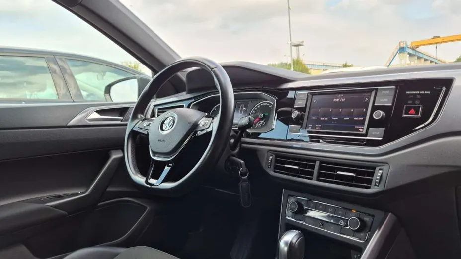VOLKSWAGEN Polo -