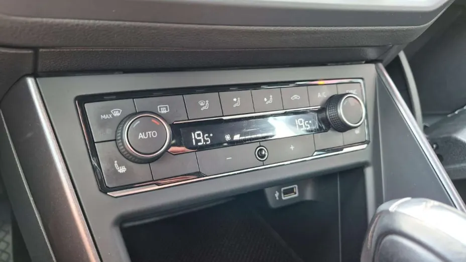 VOLKSWAGEN Polo -