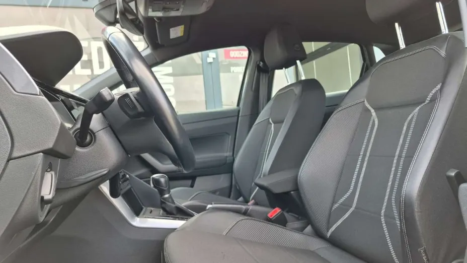 VOLKSWAGEN Polo -
