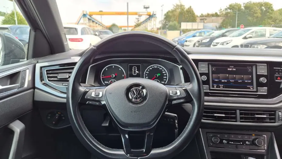 VOLKSWAGEN Polo -