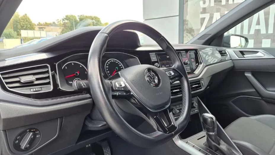 VOLKSWAGEN Polo -