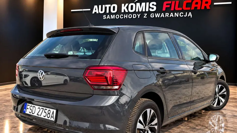 VOLKSWAGEN Polo -