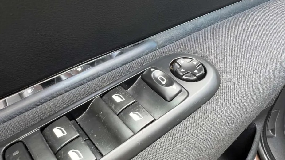 PEUGEOT 3008 -