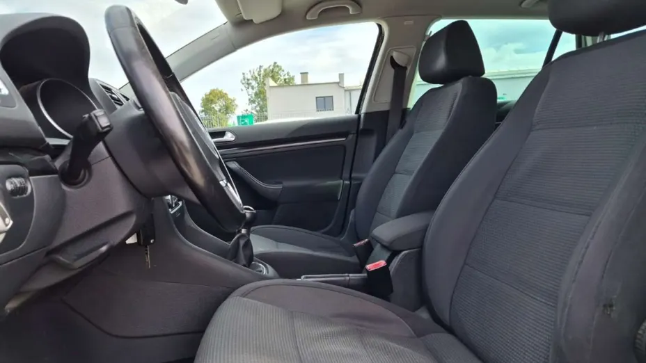 VOLKSWAGEN Golf -
