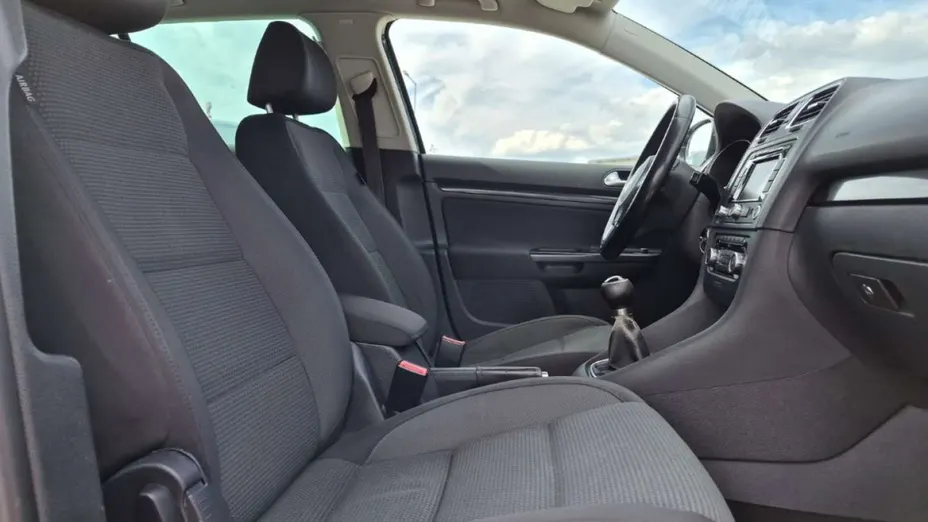 VOLKSWAGEN Golf -