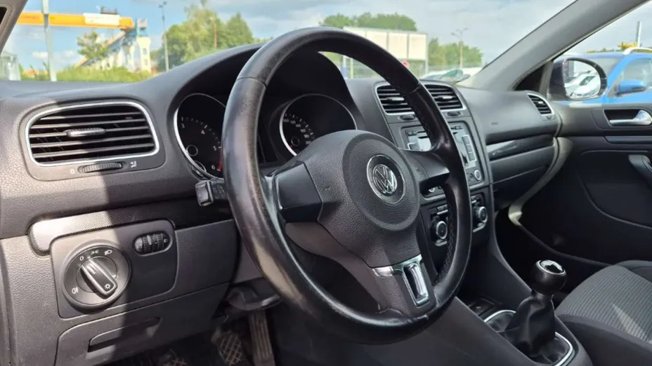 VOLKSWAGEN Golf -