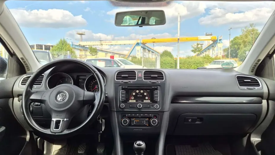 VOLKSWAGEN Golf -