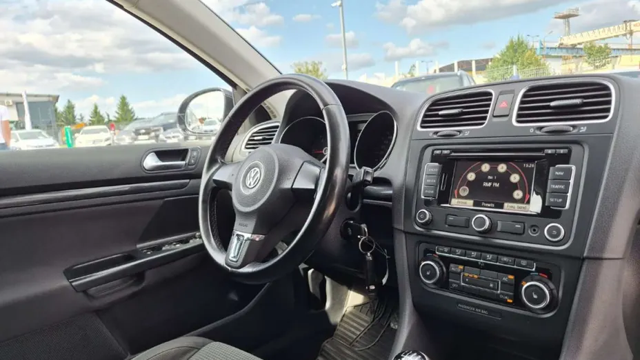 VOLKSWAGEN Golf -