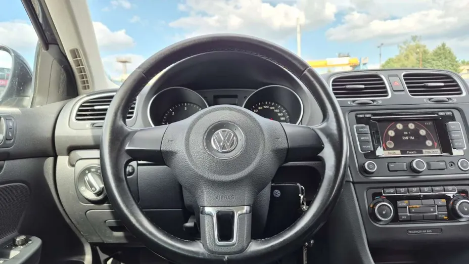 VOLKSWAGEN Golf -