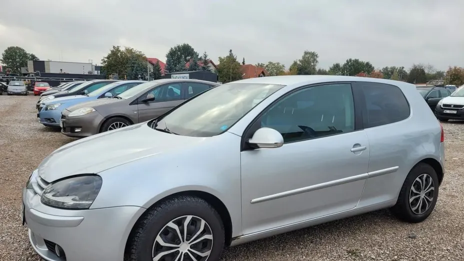 VOLKSWAGEN Golf -