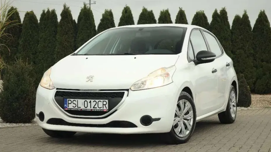 PEUGEOT 208 -