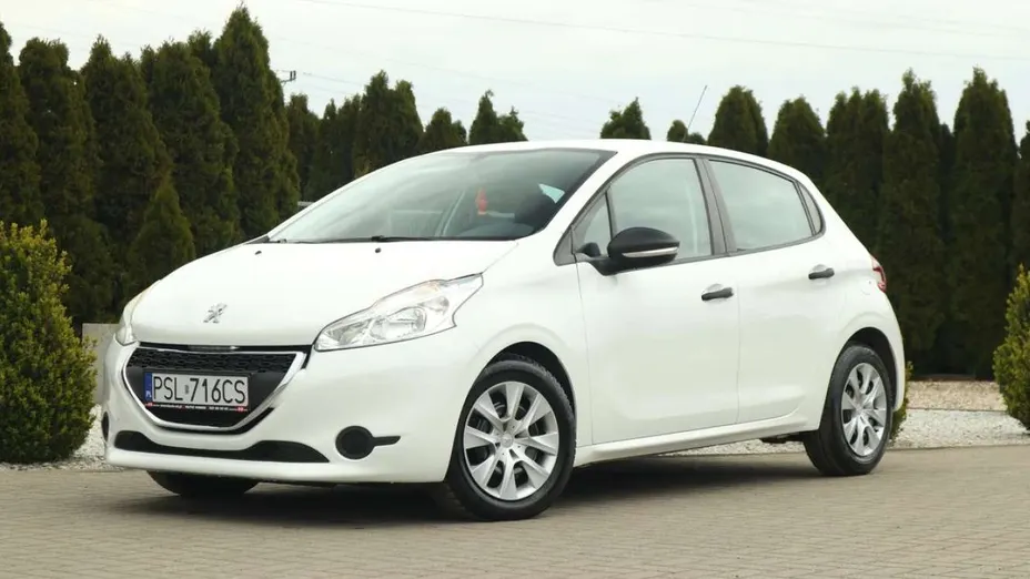 PEUGEOT 208 -