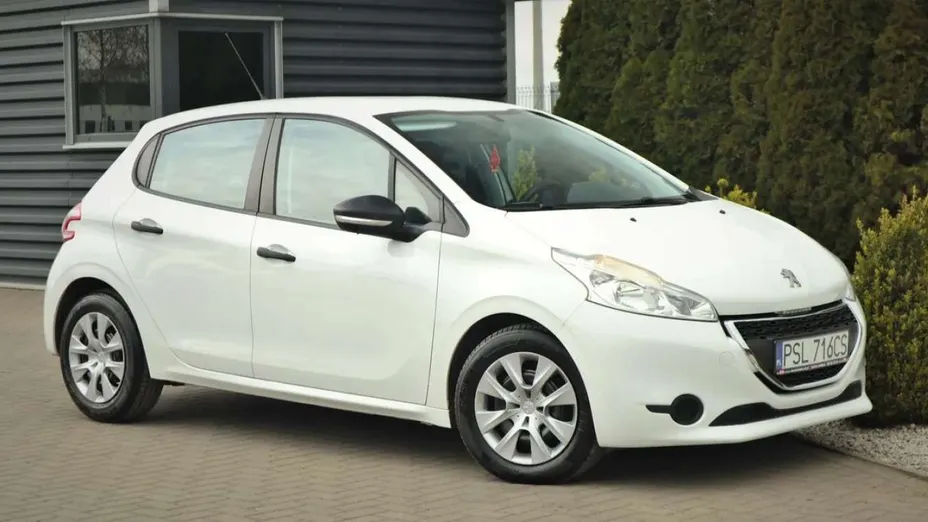 PEUGEOT 208 -