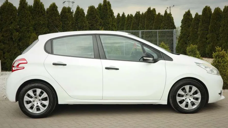 PEUGEOT 208 -