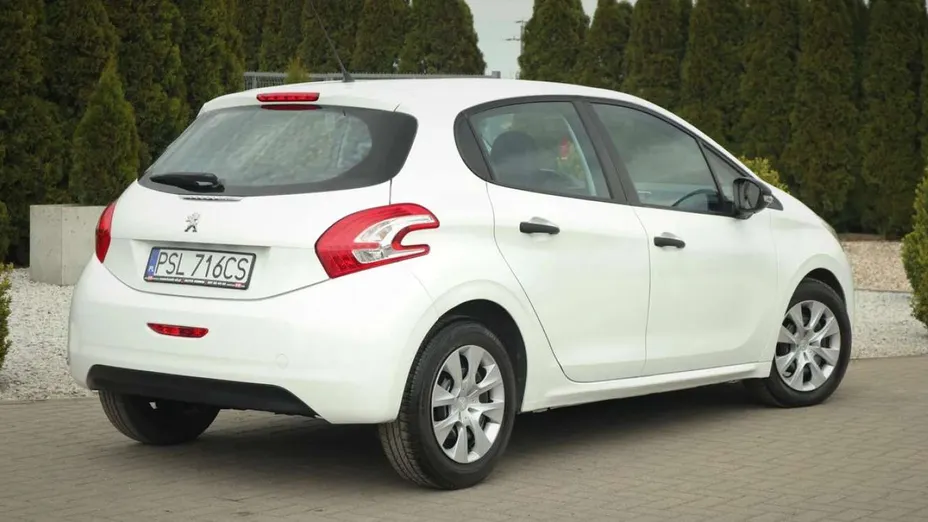 PEUGEOT 208 -