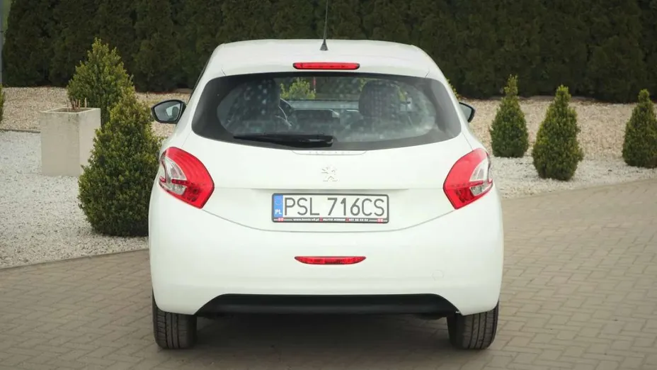 PEUGEOT 208 -