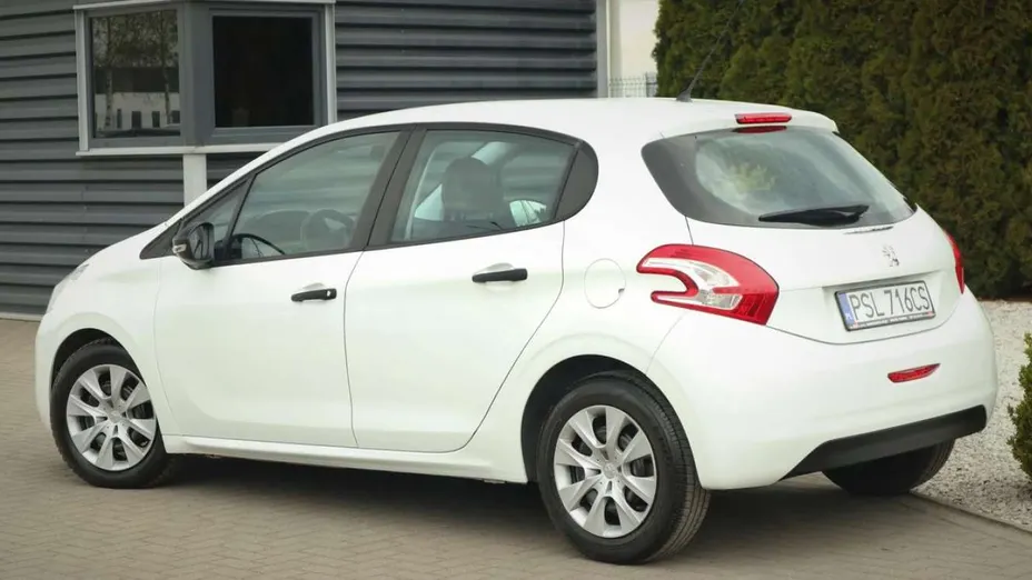PEUGEOT 208 -