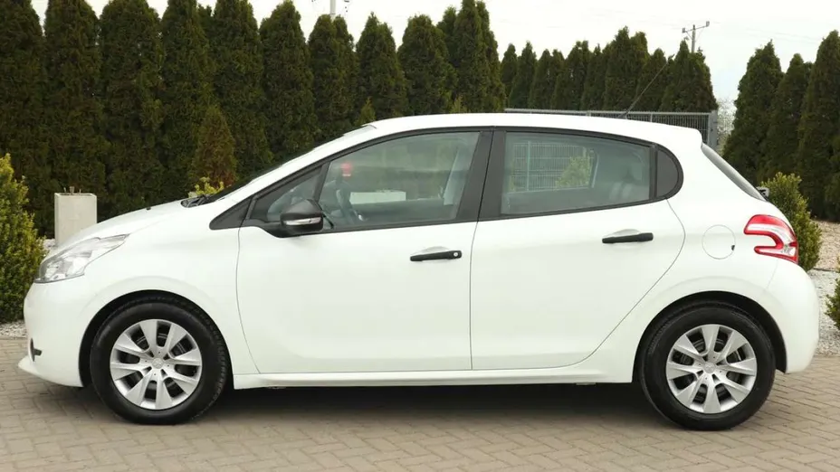 PEUGEOT 208 -