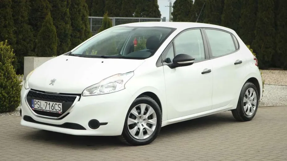 PEUGEOT 208 -