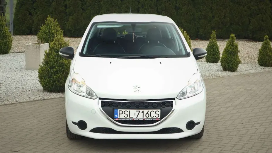 PEUGEOT 208 -