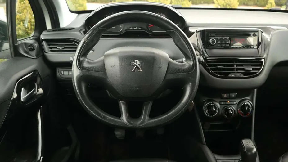 PEUGEOT 208 -