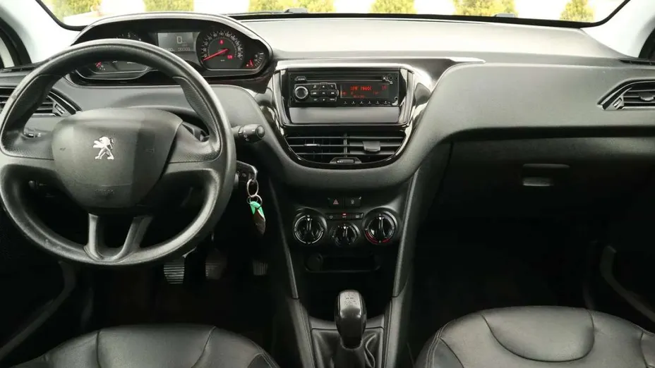 PEUGEOT 208 -