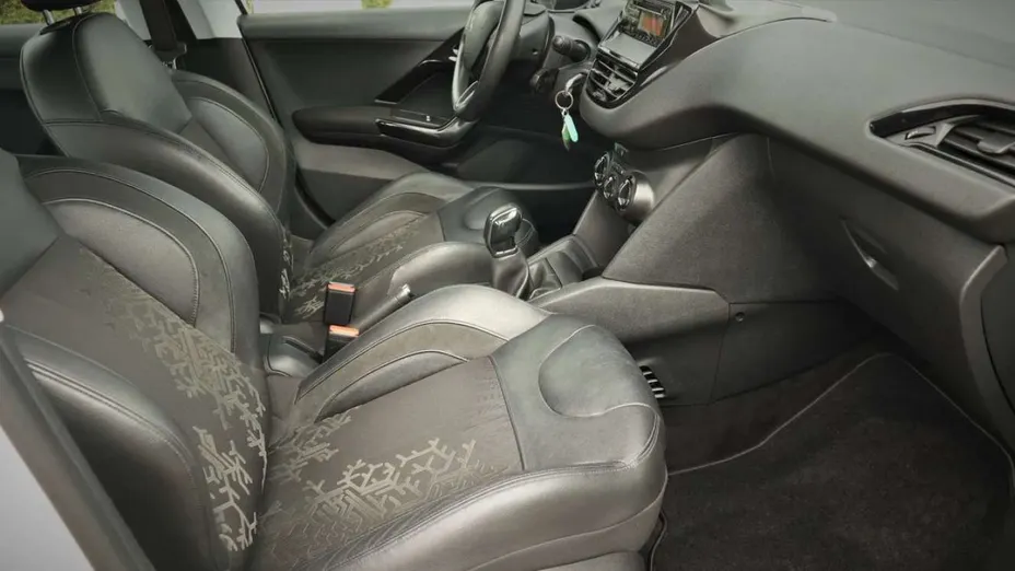 PEUGEOT 208 -