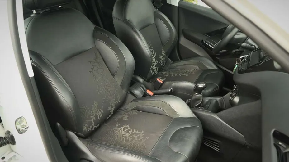 PEUGEOT 208 -
