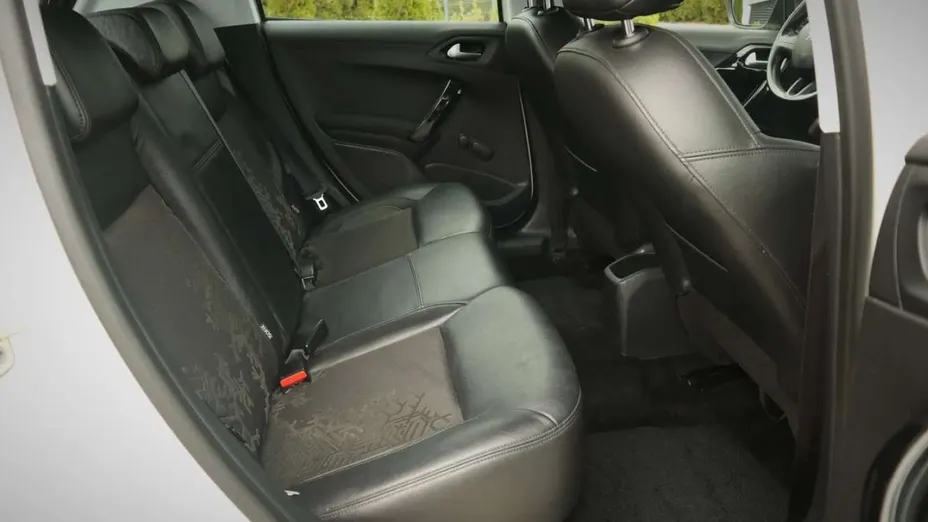 PEUGEOT 208 -