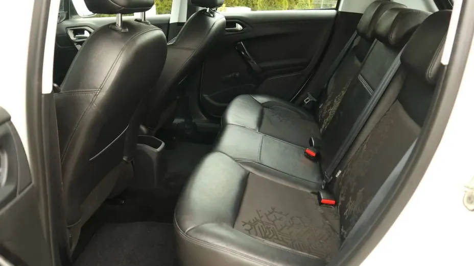 PEUGEOT 208 -