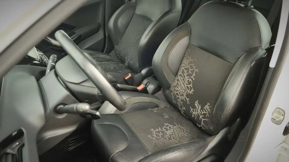 PEUGEOT 208 -
