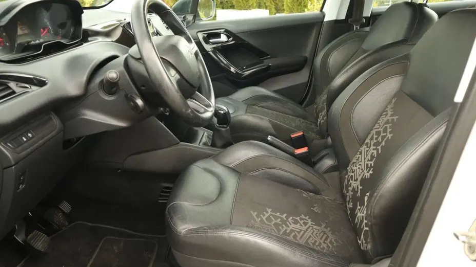 PEUGEOT 208 -
