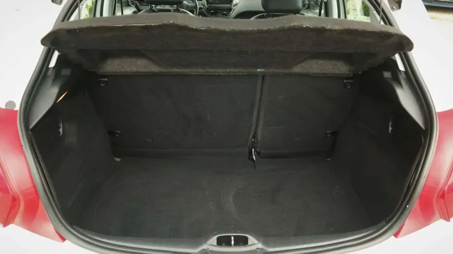 PEUGEOT 208 -