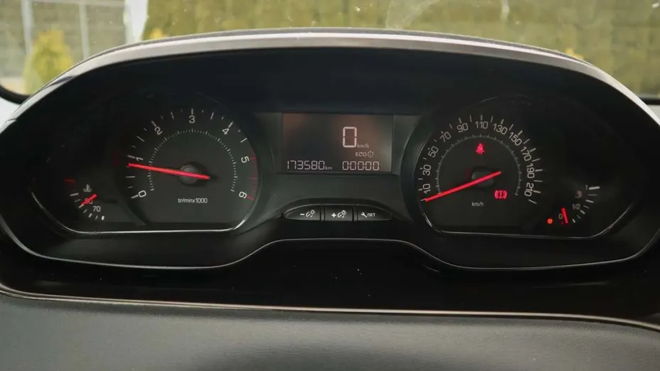 PEUGEOT 208 -