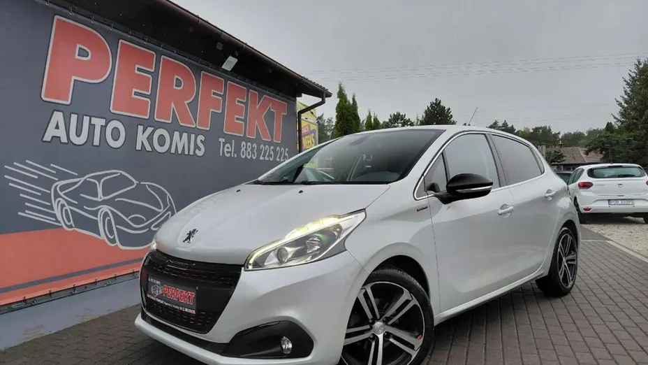 PEUGEOT 208 -