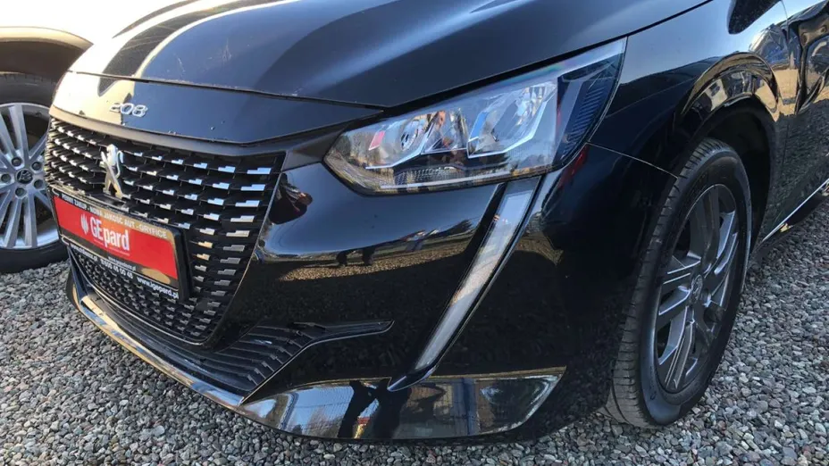 PEUGEOT 208 -