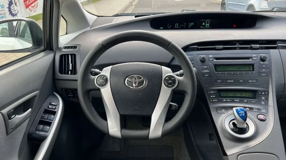 TOYOTA Prius -