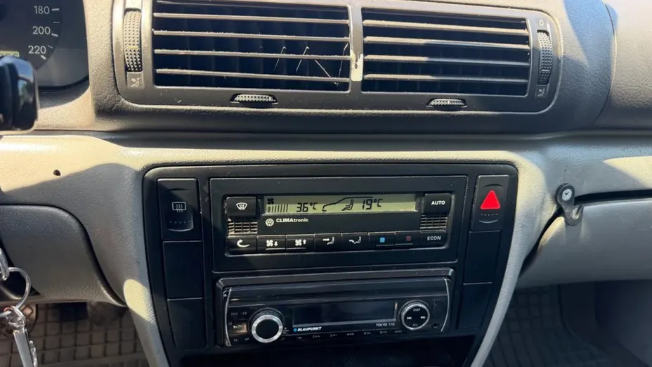 VOLKSWAGEN Passat -