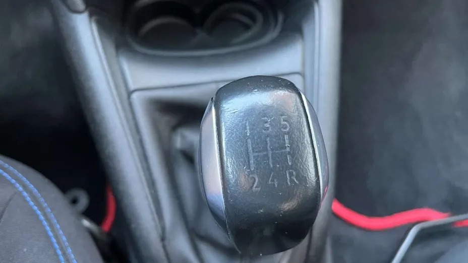 PEUGEOT 208 -