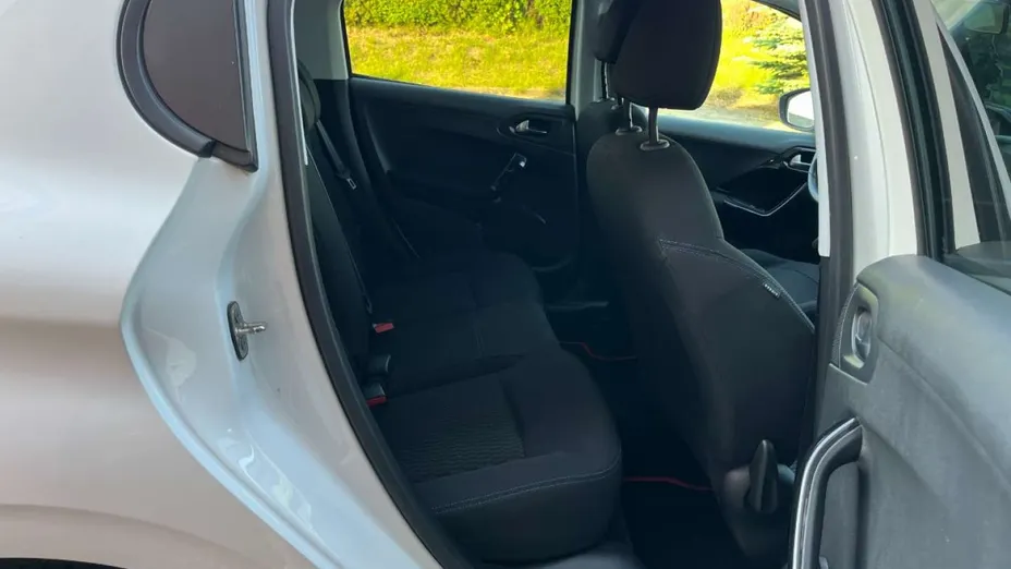 PEUGEOT 208 -